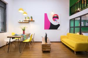 Hollys Hidden Nest in Prime Location No Lift