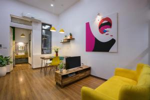 Hollys Hidden Nest in Prime Location No Lift