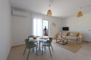 Appartements Residence Marina di Bravone - appartement 6 personnes RDC N8 : photos des chambres