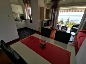 VILLA SARA 1, 50 m from the beach, balcony and sea view, private parking