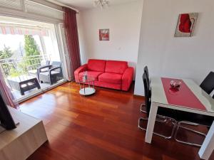 VILLA SARA 1, 50 m from the beach, balcony and sea view, private parking