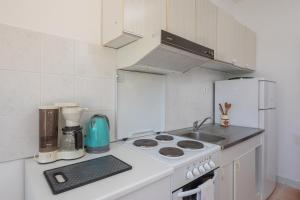 A2 - apt near beach w patio parking and grill 