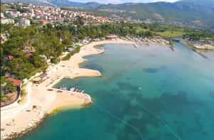 A2 apt near beach w patio parking and grill