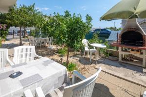 A2 apt near beach w patio parking and grill