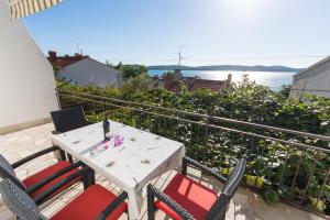 A3-90m2 apt w shared pool & balcony next to beach 