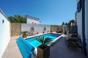 Apartment Vala, 4*, sea view & private heated pool