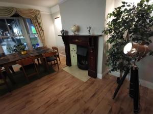 House - Sleeps up to 14 & Parking Available