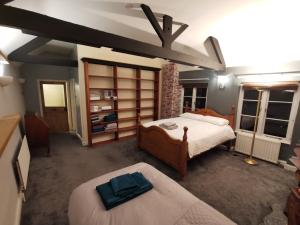 House - Sleeps up to 14 & Parking Available