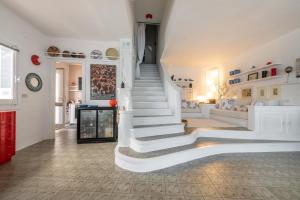 Seafront Villa with private pool img13