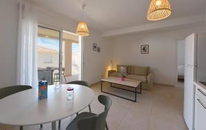 Appartements Residence Marina di Bravone - appartement 8 personnes RDC N3-4 : photos des chambres