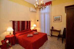 Two Bedroom Apartment - Calle dei Stagneri room in Charming Venice Apartments