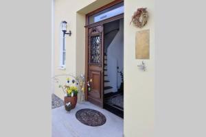 Ruhige Ferienwohnung in seenaher Künstlervilla in Gstadt