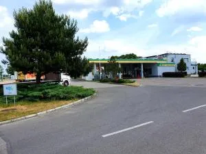 motel na stacji paliw - Stojkowo