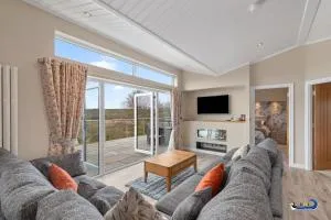 Valley View Lodge - Luxury Lodge, Hot Tub, Close to Beach - Penally