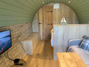 Cosy escape heated luxury pod with hot tub