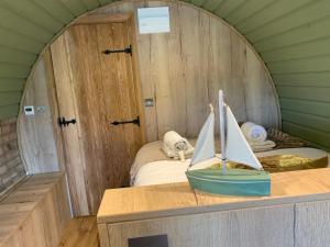 Cosy escape heated luxury pod with hot tub