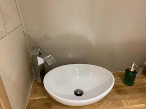 Cosy escape heated luxury pod with hot tub