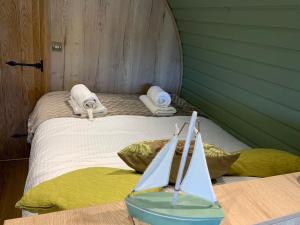 Cosy escape heated luxury pod with hot tub
