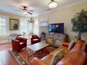 Apartment room in Brand New Listing! Heated Pool Access Great Location One Block to Forsyth Park!