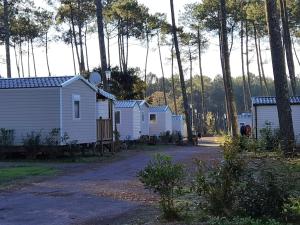 Maisons de vacances Bungalow de 2 chambres avec piscine partagee jardin amenage et wifi a Saint Julien en Born a 4 km de la plage : photos des chambres