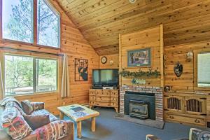 Florissant Hilltop Hideaway with Porch and Pond Access