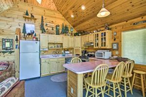 Florissant Hilltop Hideaway with Porch and Pond Access