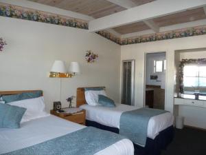 Triple Room room in Sundown Inn of Morro Bay