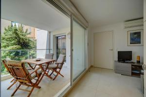 2 PIECES MODERNE AVEC TERRASSE ET PARKING A 3MN DES PLAGES !l- A1B230
