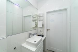 Luxury Yacht z tarasem Neptun Park by OneApartments
