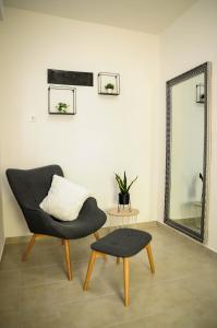 Apartman Gulliver in the center, 10 meters from the sea with private parking in natural shade