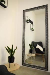 Apartman Gulliver in the center, 10 meters from the sea with private parking in natural shade