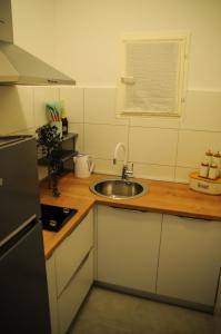 Apartman Gulliver in the center, 10 meters from the sea with private parking in natural shade