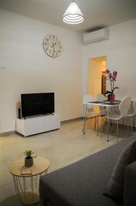 Apartman Gulliver in the center, 10 meters from the sea with private parking in natural shade