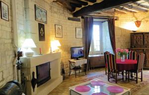 Maisons de vacances Nice home in Chinon with 2 Bedrooms and WiFi : photos des chambres