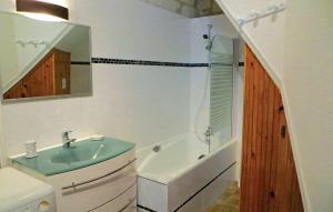 Maisons de vacances Nice home in Chinon with 2 Bedrooms and WiFi : photos des chambres