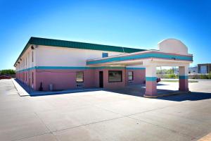 Days Inn by Wyndham Park City Kansas