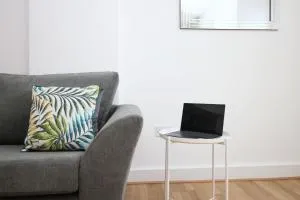 St Thomas Loft Views by SSW - 2BR, Parking, Sleeps 4, easy access to City Centre, Marina, beach and M4 - Port Tennant