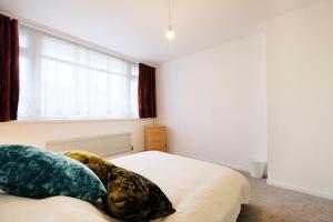 Pass the Keys - Beautiful Flat with balcony in Swiss Cottage, London
