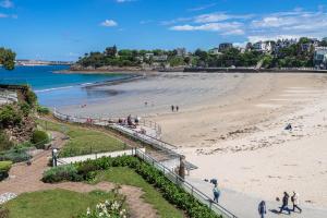 Appartements Appartement Dinard Plage : Studio avec Vue sur la Mer et Terrasse