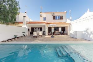 Modern Algarve Villa with Heated Pool and Beach Access - 3hvězdičkové hotely ve městě Altura