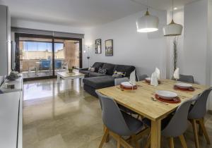 2311-modern apt with sea and pool views