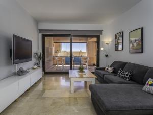 2311-modern apt with sea and pool views