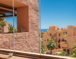 2311-modern apt with sea and pool views