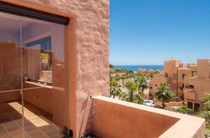 2311-modern apt with sea and pool views