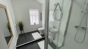 Contractor Accommodation Birmingham Large 6BR Free Parking