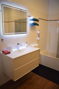 Appartements Grand T2 STANDING AJACCIO Proche centre et plages VUE PANORAMIQUE PARKING PRIVE : photos des chambres