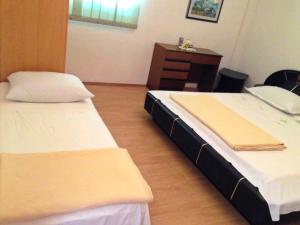 A1 - apt w patio just 3 min walking to the beach