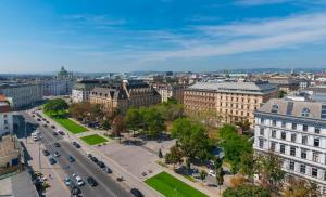 Premium King Room with City View room in InterContinental Wien