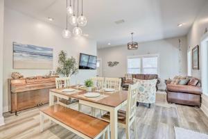 Holiday Home room in Modern and Bright Bungalow - 2 Blocks to Beach!