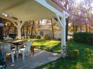 Maisons de vacances Etang Vallier Resort Brossac : Maison 2 Chambres Standard